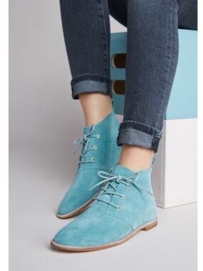 Bill Blass Suede Desert Ankle Boots Size 7.5 Leather Sole Lace Up